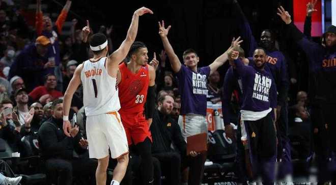 猛龙轻取热火，布克统治全场